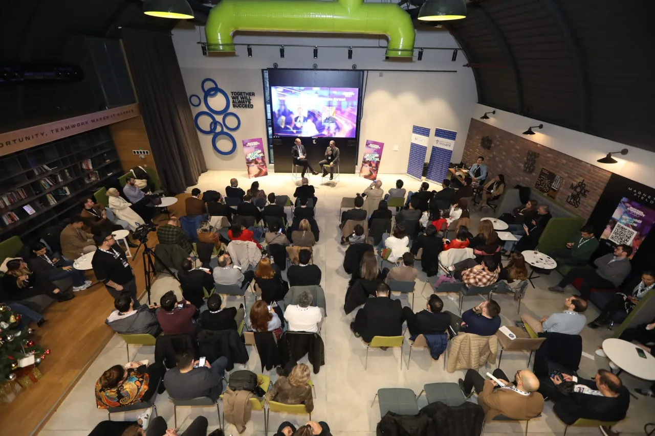 BiGG Masters etkinliğinde, sahnedeki konuşmacıları dinleyen kalabalık salon.