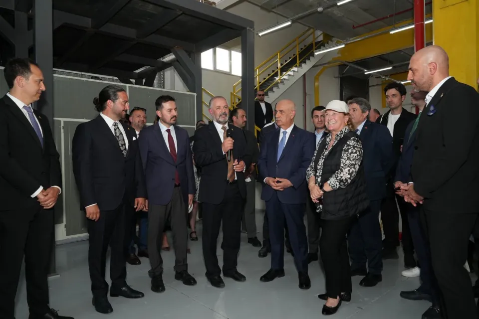 ANT Systems fabrika açılışında, üretim alanını gezen konuklar.